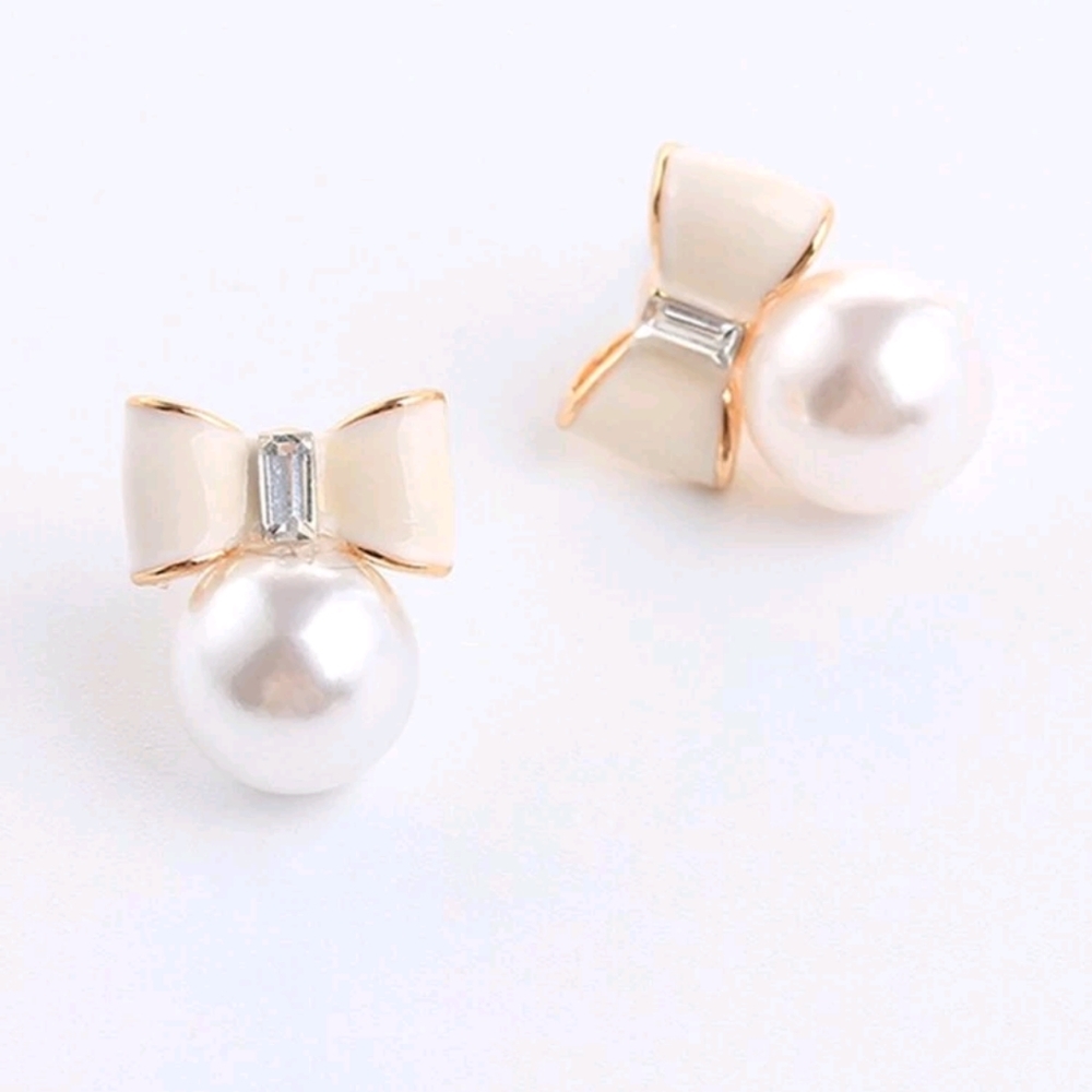 Bow and Pearl Stud Earrings - Picture 1 of 2